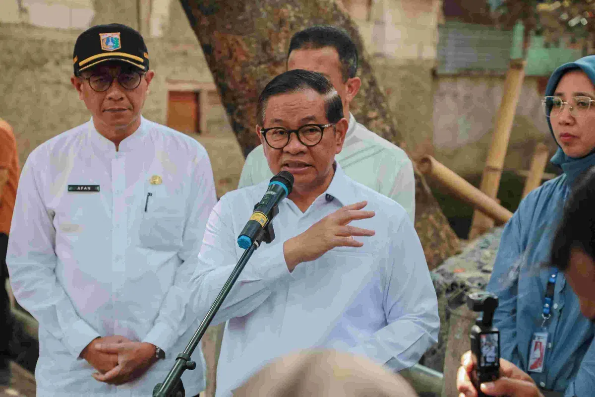 Gubernur Jakarta, Pramono Anung meninjau Kali Krukut di kawasan Petogogan, Kebayoran Baru, Jakarta Selatan, Jumat, 7 November 2025. (Sumber: Dok. Kominfotik Pemprov Jakarta)