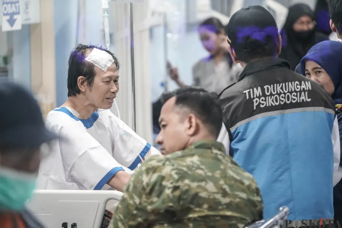 Petugas medis memberikan penanganan kepada korban luka akibat ledakan di SMAN 72 Kelapa Gading di ruang Instalasi Gawat Darurat (IGD) Rumah Sakit Islam Cempaka Putih, Jakarta, Jumat, 7 November 2025. (Sumber: Poskota/Bilal Nugraha Ginanjar)