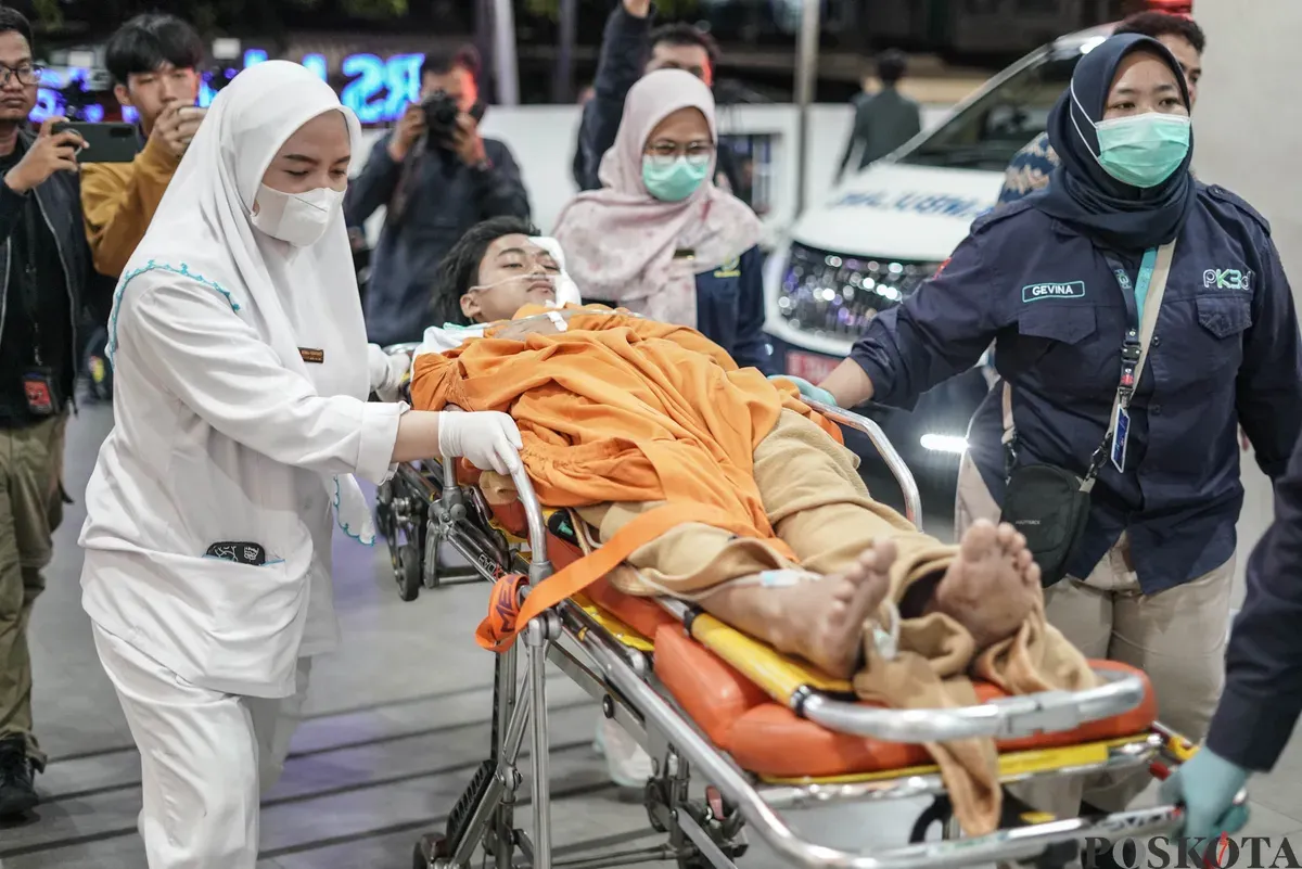 Petugas medis memberikan penanganan kepada korban luka akibat ledakan di SMAN 72 Kelapa Gading di ruang Instalasi Gawat Darurat (IGD) Rumah Sakit Islam Cempaka Putih, Jakarta, Jumat, 7 November 2025. (Sumber: Poskota/Bilal Nugraha Ginanjar)