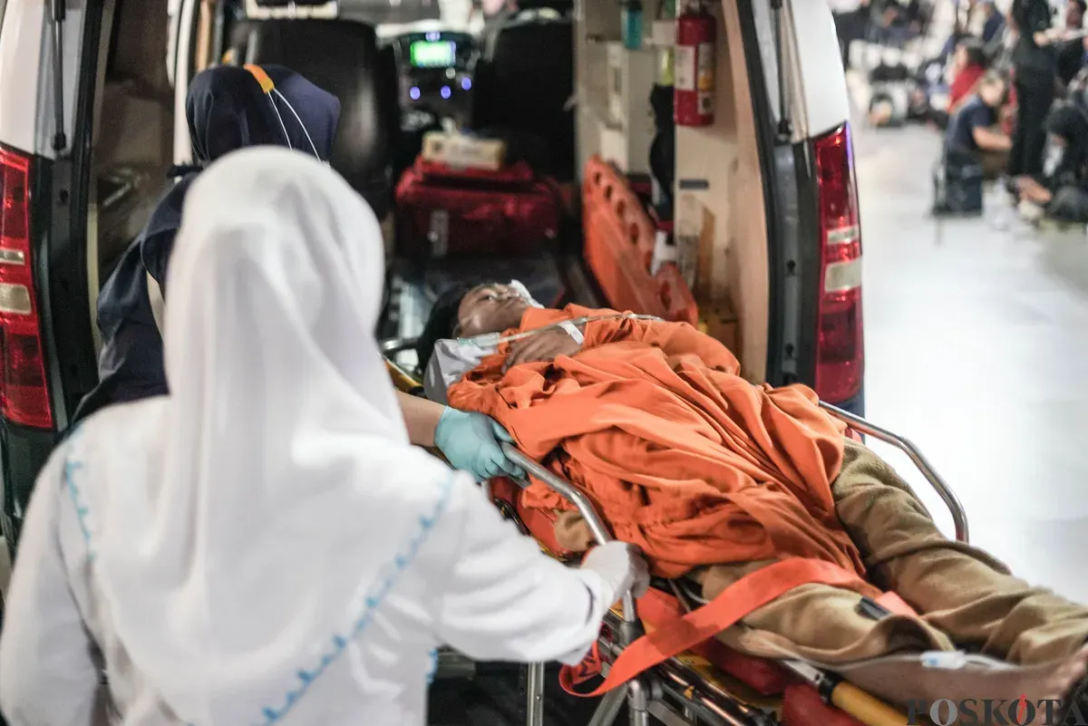 Petugas medis memberikan penanganan kepada korban luka akibat ledakan di SMAN 72 Kelapa Gading di ruang Instalasi Gawat Darurat (IGD) Rumah Sakit Islam Cempaka Putih, Jakarta, Jumat, 7 November 2025. (Sumber: Poskota/Bilal Nugraha Ginanjar)