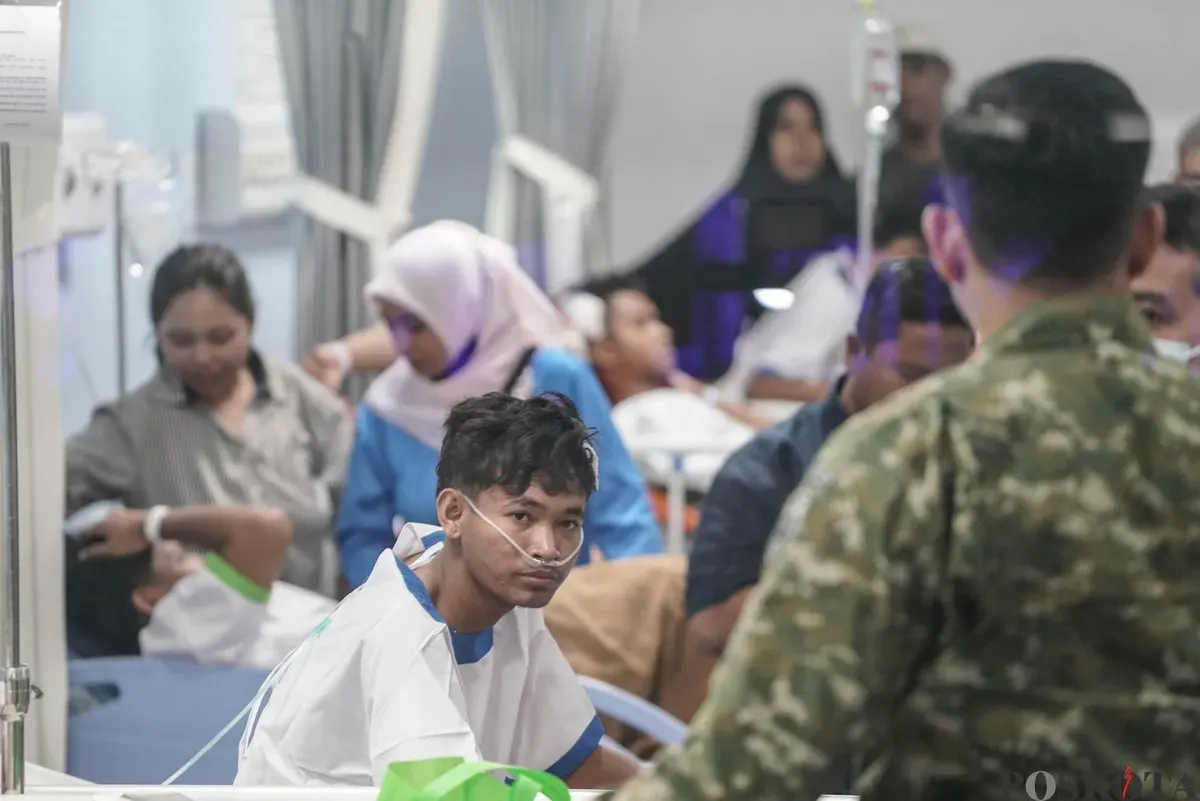 Petugas medis memberikan penanganan kepada korban luka akibat ledakan di SMAN 72 Kelapa Gading di ruang Instalasi Gawat Darurat (IGD) Rumah Sakit Islam Cempaka Putih, Jakarta, Jumat, 7 November 2025. (Sumber: Poskota/Bilal Nugraha Ginanjar)