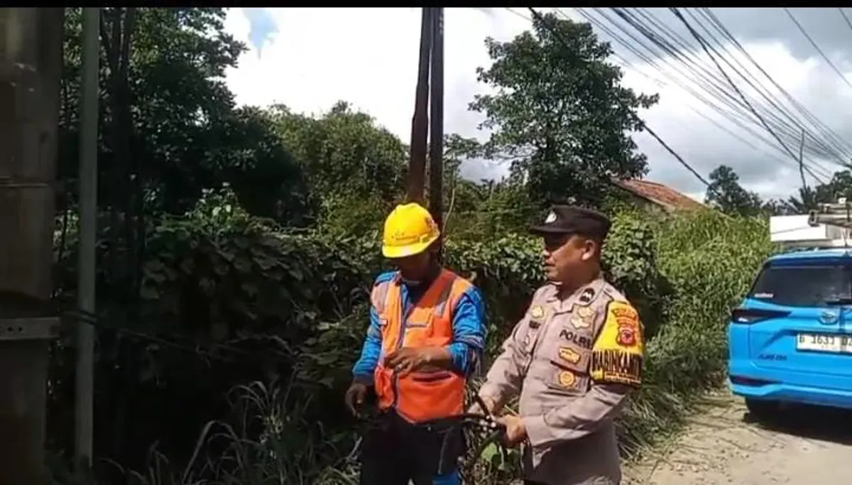 Petugas kepolisian dan PLN memeriksa TKP digondolnya kabel yang menyebabkan satu kampung mati lampu. (Sumber: Polsek Rumpin)