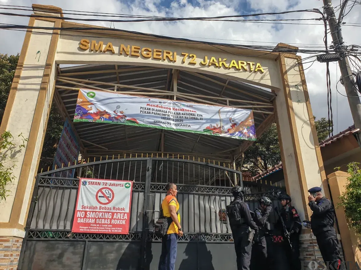 Personel Gegana Brimob Polda Metro Jaya bersiaga di depan SMAN 72, Jakarta Utara, Kelapa Gading Barat, Jumat, 7 November 2025. (Sumber: Poskota/Bilal Nugraha Ginanjar)