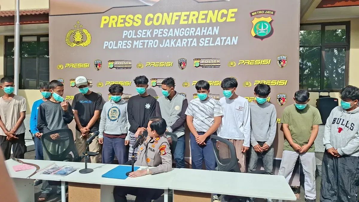 Kapolsek Pesanggrahan AKP Seala Syah Alam menghadirkan 14 pelajar yang diamankan akibat tawuran di Petukangan Utara, Jakarta Selatan, dalam konferensi pers di Mapolsek Pesanggrahan. (Sumber: Poskota/Angga Pahlevi)