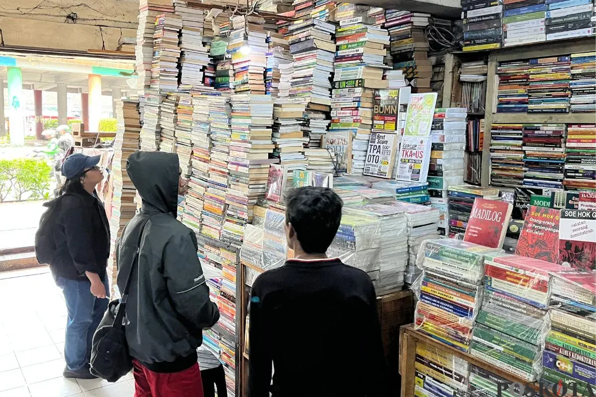 Situasi toko buku di kawasan Kwitang, Senen, Jakarta Pusat, Jumat, 7 November 2025. (Sumber: Poskota/Pandi Ramedhan)