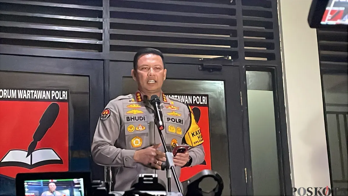 Kabid Humas Polda Metro Jaya, Kombes Budi Hermanto saat memberikan keterangan pers di Polda Metro Jaya, Jakarta Selatan, Sabtu, 8 November 2025. (Sumber: POSKOTA | Foto: Ali Mansur)