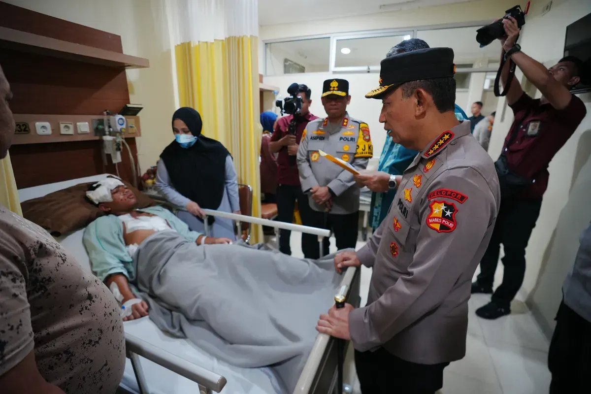 Kapolri Jenderal Polisi Listyo Sigit Prabowo mengunjungi para korban ledakan di SMAN 72 Kelapa Gading, Jakarta, yang kini dirawat di RSI Cempaka Putih, Sabtu, 8 November 2025. (Sumber: Dok Humas Polri)
