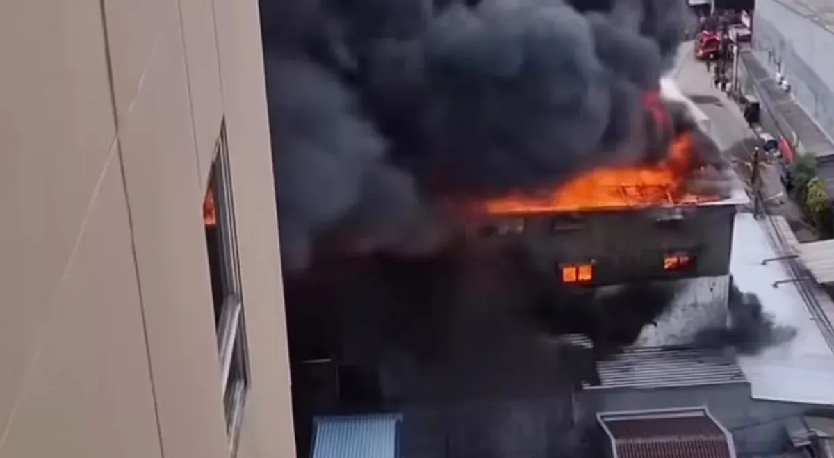 Kebakaran sejumlah bangunan di kawasan Jelambar Baru, Grogol Petamburan, Jakarta Barat, Sabtu, 8 November 2025. (Sumber: Istimewa)