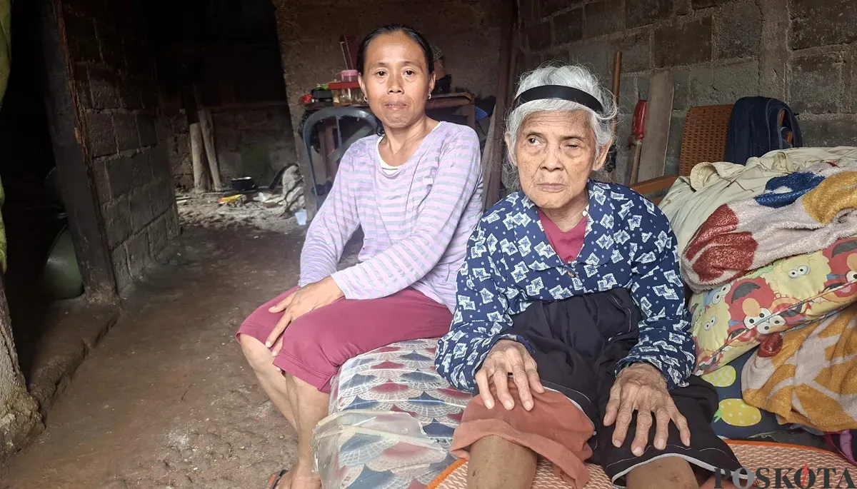 Karnah dengan Acih tinggal di rumah tidak layak huni yang masih berlantai tanah di Pengasinan, Kota Depok. (Sumber: POSKOTA | Foto: Angga Pahlevi)