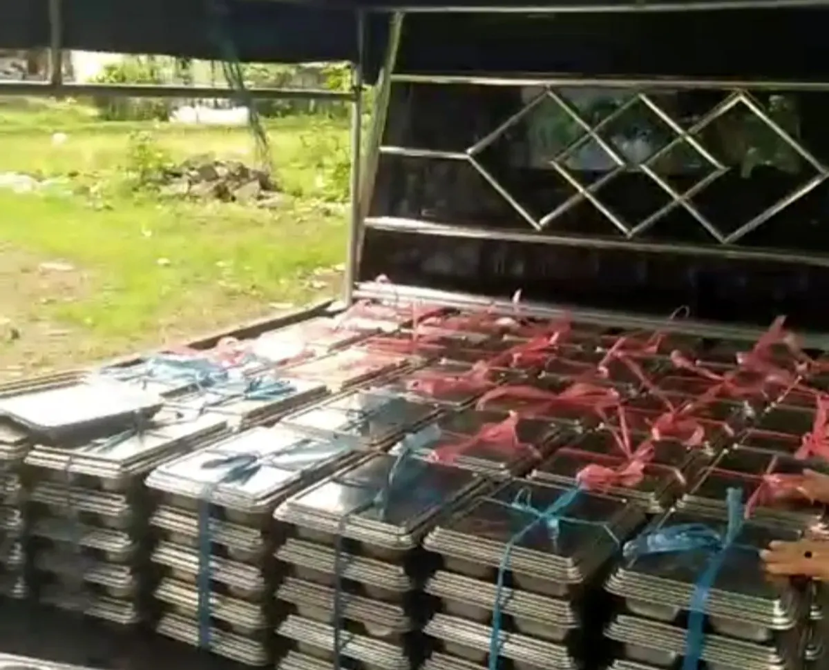 Salah satu mobil bak terbuka saat digunakan mengantar MBG di wilayah Menes, Pandeglang. (Sumber: Istimewa)