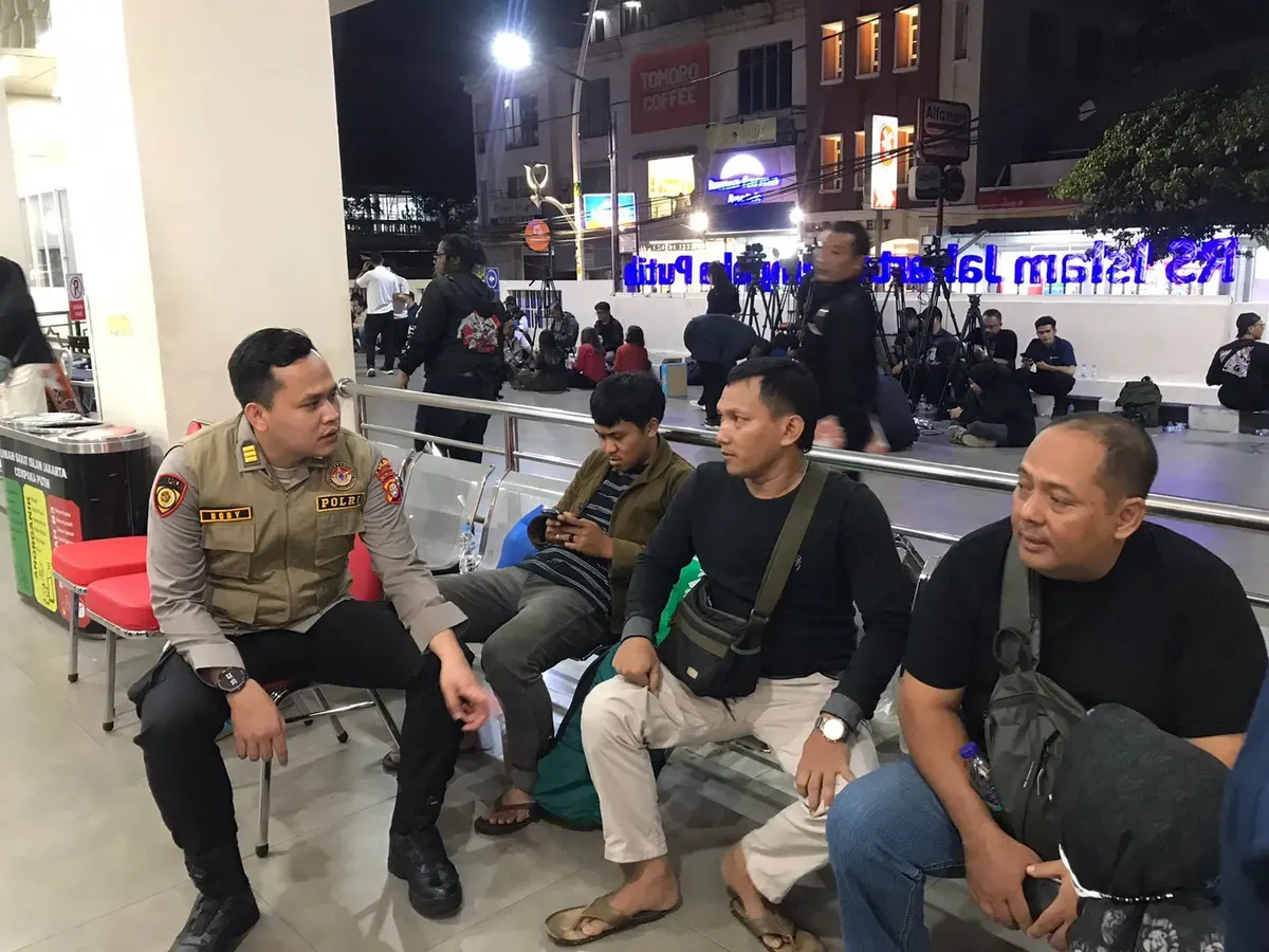 Tim Psikologi dari Biro SDM Polda Metro Jaya turun langsung memberikan dukungan psikologis bagi keluarga korban dan para guru SMAN 72 Jakarta, pasca insiden ledakan yang terjadi di lingkungan sekolah. (Sumber: Mabes Polri)