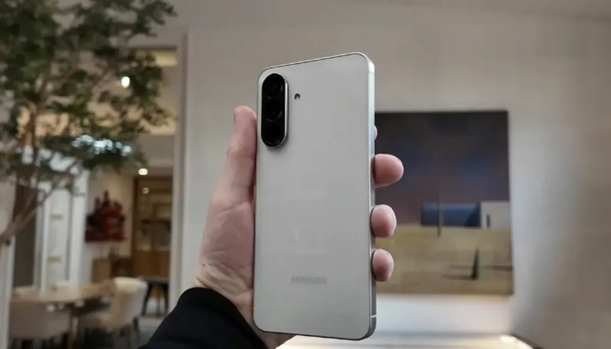Samsung Galaxy A57 hadir dengan fitur flagship seperti desain flat-edge, layar 120Hz, dan sertifikasi IP67 di kisaran harga 5 jutaan. (Sumber: YouTube/Pan Channel)