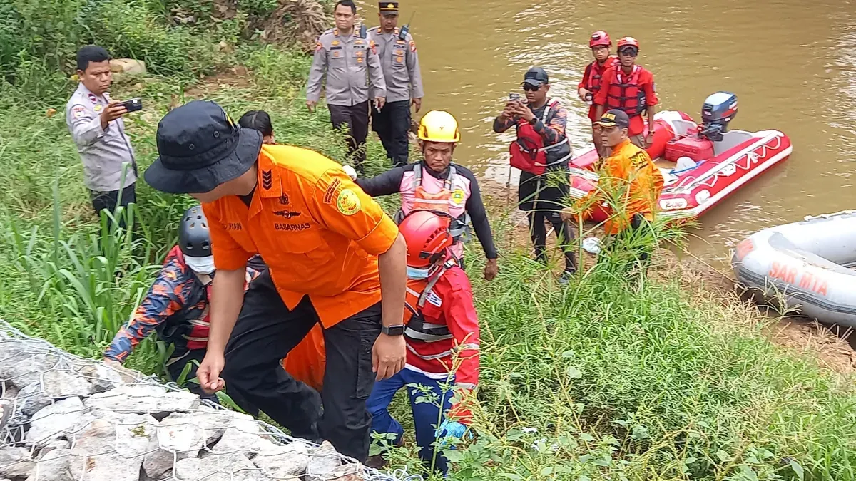 Personel SAR gabungan berhasil menemukan salah satu korban tenggelam berinisial A, 9 tahun, yang terseret arus Kali Cikeas, di Perumahan Nusapala, Jatiasih, Kota Bekasi. (Sumber: SAR Bekasi)