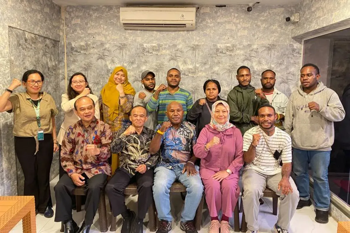 Jajaran Komisi Disiplin UNAS bersama Ikatan Mahasiswa Papua Ja-detabek dan keluarga mahasiswi Papua berfoto bersama usai pertemuan dialog di Jakarta, Kamis, 6 November 2025. (Sumber: Istimewa)