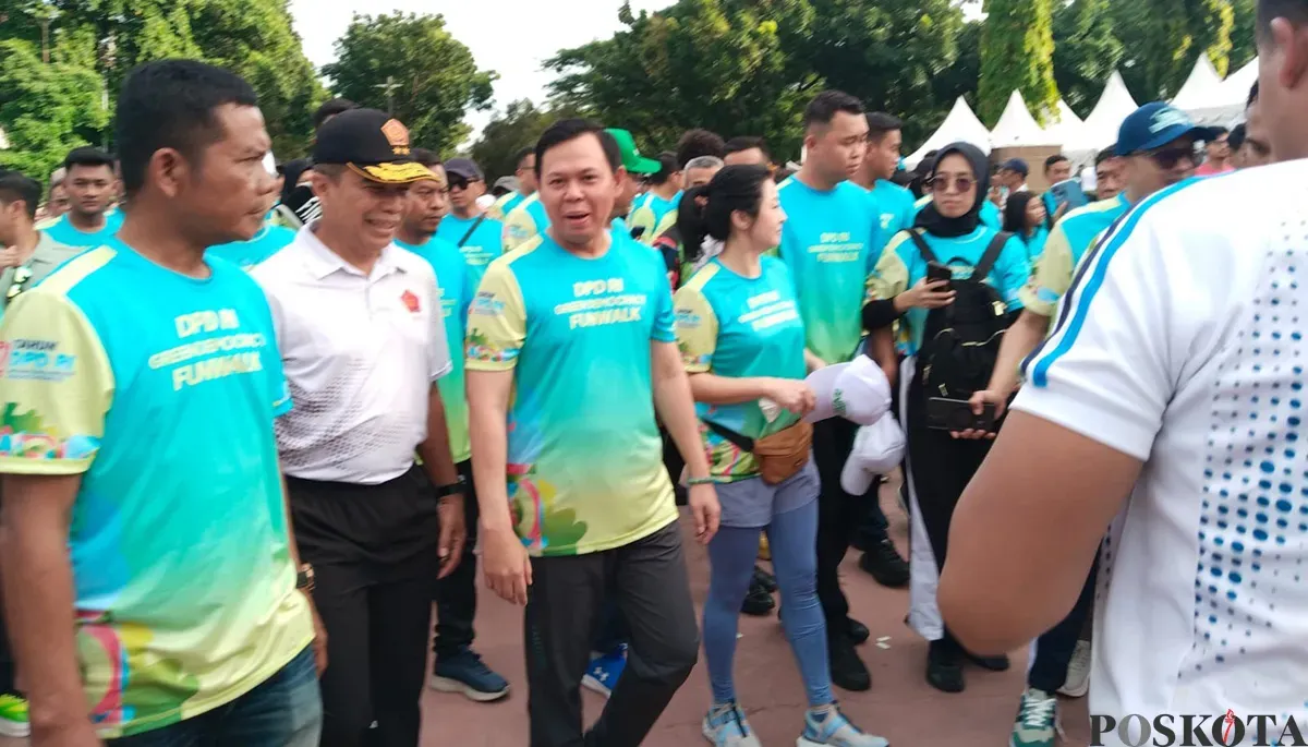 Ketua DPD RI, Sultan Bachtiar Najamudin (ketiga dari kiri), melepas ribuan peserta jalan santai. Usai melepas, Sultan ikut berjalan santai lalu diikuti dengan kegiatan menanam pohon. (Sumber: POSKOTA | Foto: Heri Effendi)