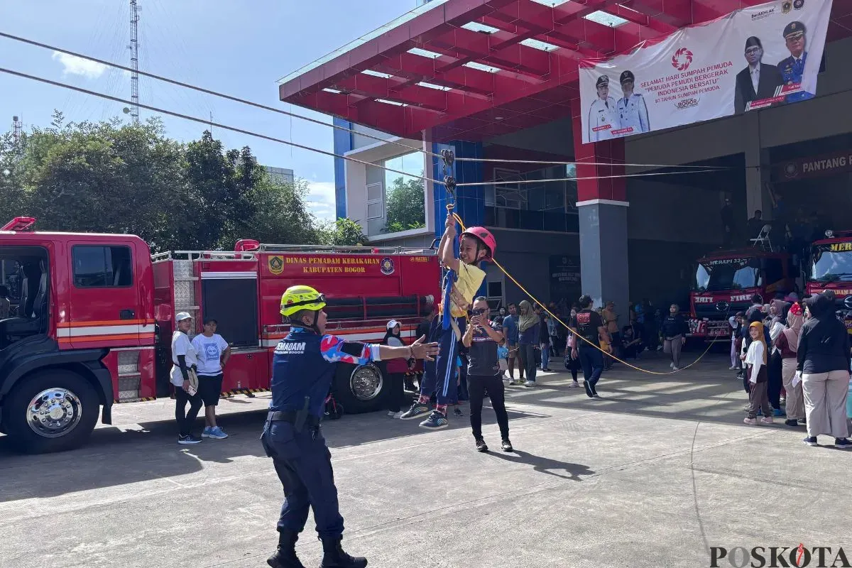 Petugas Damkar Kabupaten Bogor membuat halaman Mako jadi taman bermain anak-anak saat uji coba ketiga CFD di Jalan Tegar Beriman, Cibinong. (Sumber: Poskota/Giffar Rivana)