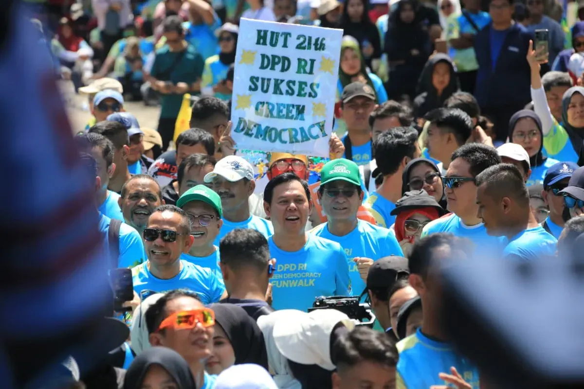 Ribuan peserta mengikuti Green Democracy Fun Walk di Jakarta dalam rangka HUT ke-21 DPD RI dan pencanangan Hari Green Democracy. (Sumber: Istimewa)