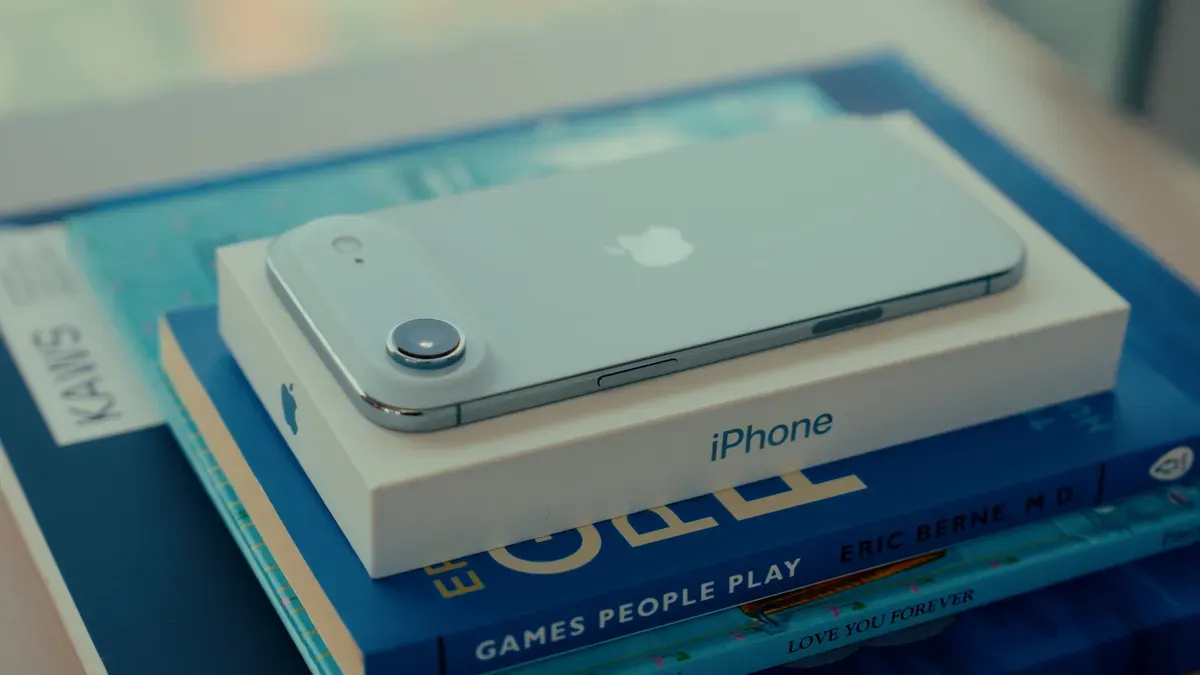 iPhone 17 Air hadir dengan berbagai varian kapasitas penyimpanan dan warna yang menarik, salah satunya Sky Blue, yang saat ini menjadi favorit para penggemar HP terbaru Apple. (Sumber: X/@its_shevi)