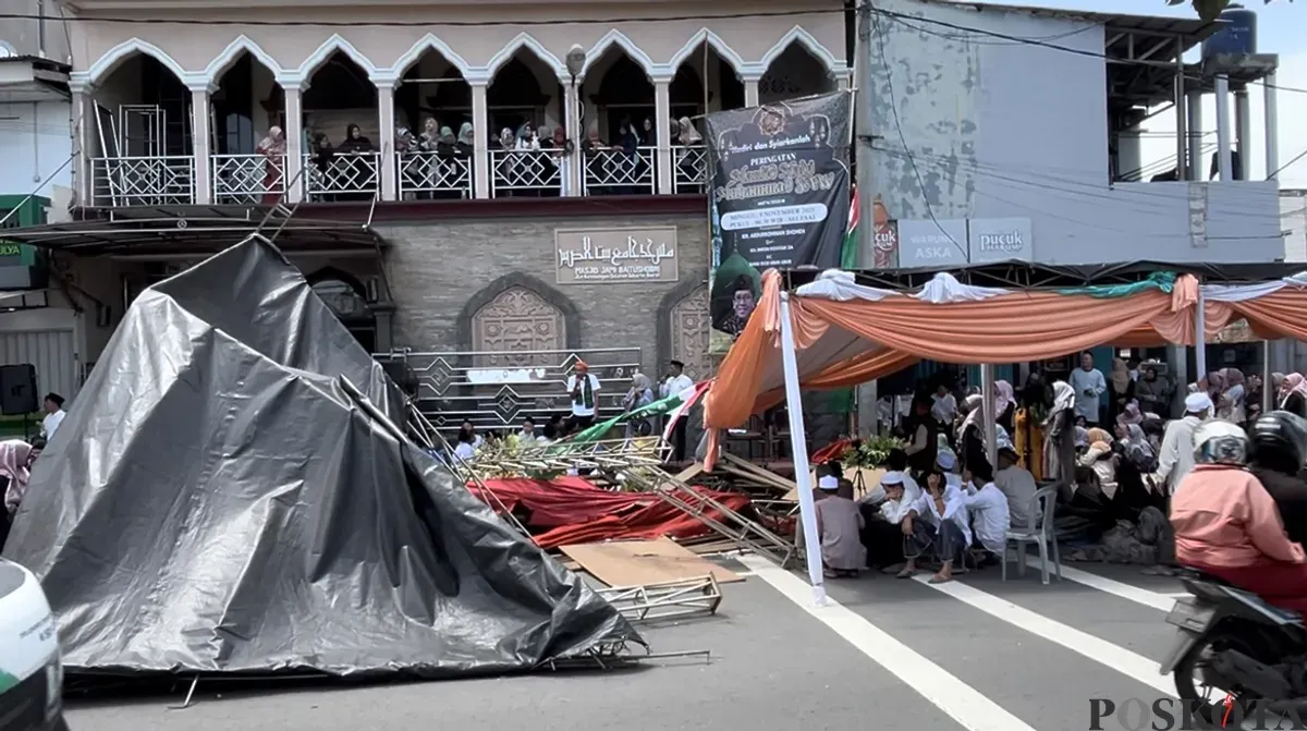 Kondisi tenda acara Maulid Nabi di Masjid Baitusshobri, Kembangan, Jakarta Barat, yang ditabrak mobil, Minggu, 9 November 2025. (Sumber: POSKOTA | Foto: Pandi Ramedhan)
