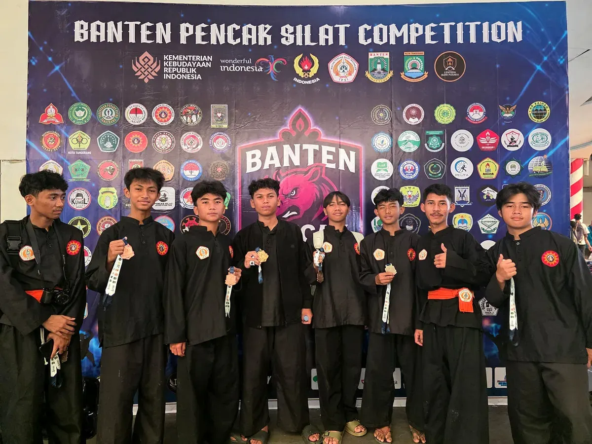 Tim pencak silat SMK Skill Village Islamic School meraih prestasi membanggakan dalam kejuaraan Banten Pencak Silat Competition 2025. (Sumber: Istimewa)