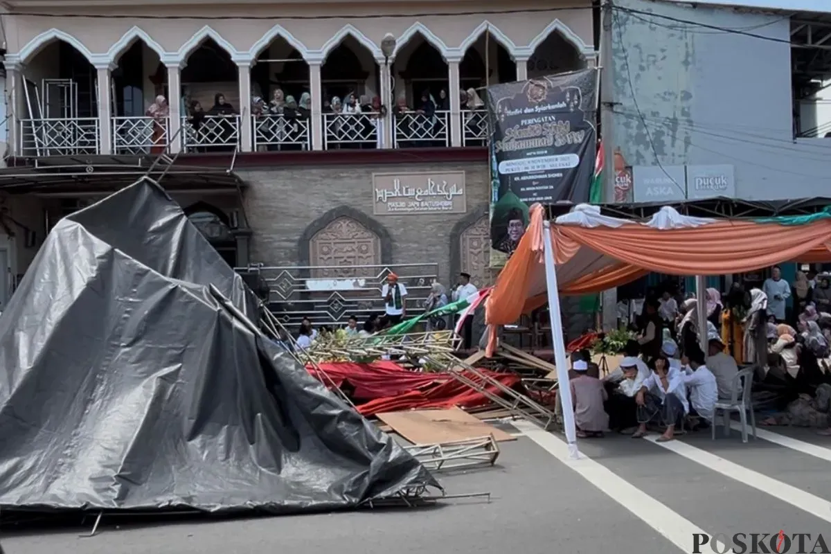 Tenda acara Maulid Nabi di Masjid Baitushobri, Kembangan, Jakarta Barat, seusai ditabrak mobil, Minggu, 9 November 2025. (Sumber: Poskota/Pandi Ramedhan)