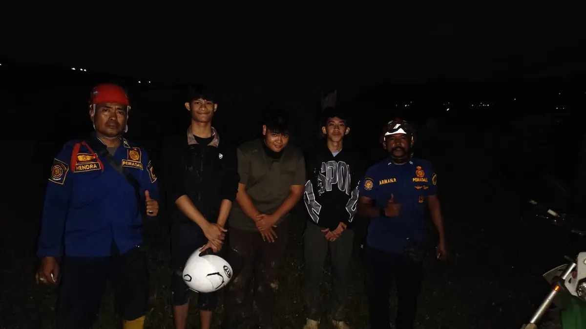 Petugas Damkar Kabupaten Bogor membantu tiga remaja yang tersesat di wilayah perbukitan Sukamakmur, Kabupaten Bogor, akibat mengikuti Google Maps. (Sumber: Dok Damkar Bogor)