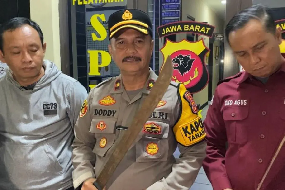 Kapolsek Tanah Sareal, Kompol Doddy Rosjadi menunjukkan barang bukti sajam diduga digunakan remaja untuk tawuran. (Sumber: Dok. Polsek Tanah Sareal)