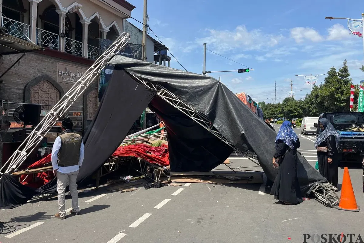 Kondisi tenda acara Maulid Nabi di Masjid Baitushobri, Kembangan, Jakarta Barat, setelah ditabrak mobil, Minggu, 9 November 2025. (Sumber: Poskota/Pandi Ramedhan)