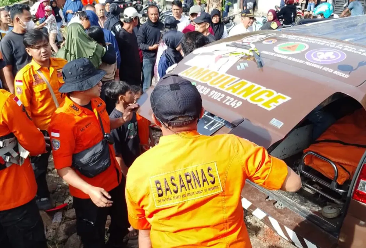 Personel SAR gabungan mengevakuasi korban tenggelam yang terseret arus Kali Cikeas di Perumahan Nusapala, Jatiasih, Kota Bekasi, Minggu, 9 November 2025. (Sumber: Dok SAR Bekasi)