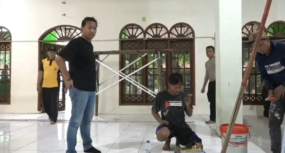 Jajaran Polres Metro Jakarta Utara menggelar aksi bersih-bersih di lingkungan sekolah SMAN 72 Jakarta. (Sumber: Istimewa)