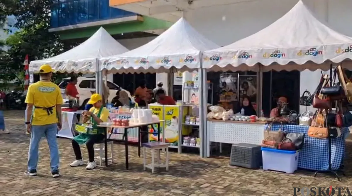 UMKM dan PKL berdagang di uji coba CFD Tegar Beriman yang ketiga. (Sumber: POSKOTA | Foto: Giffar Rivana)