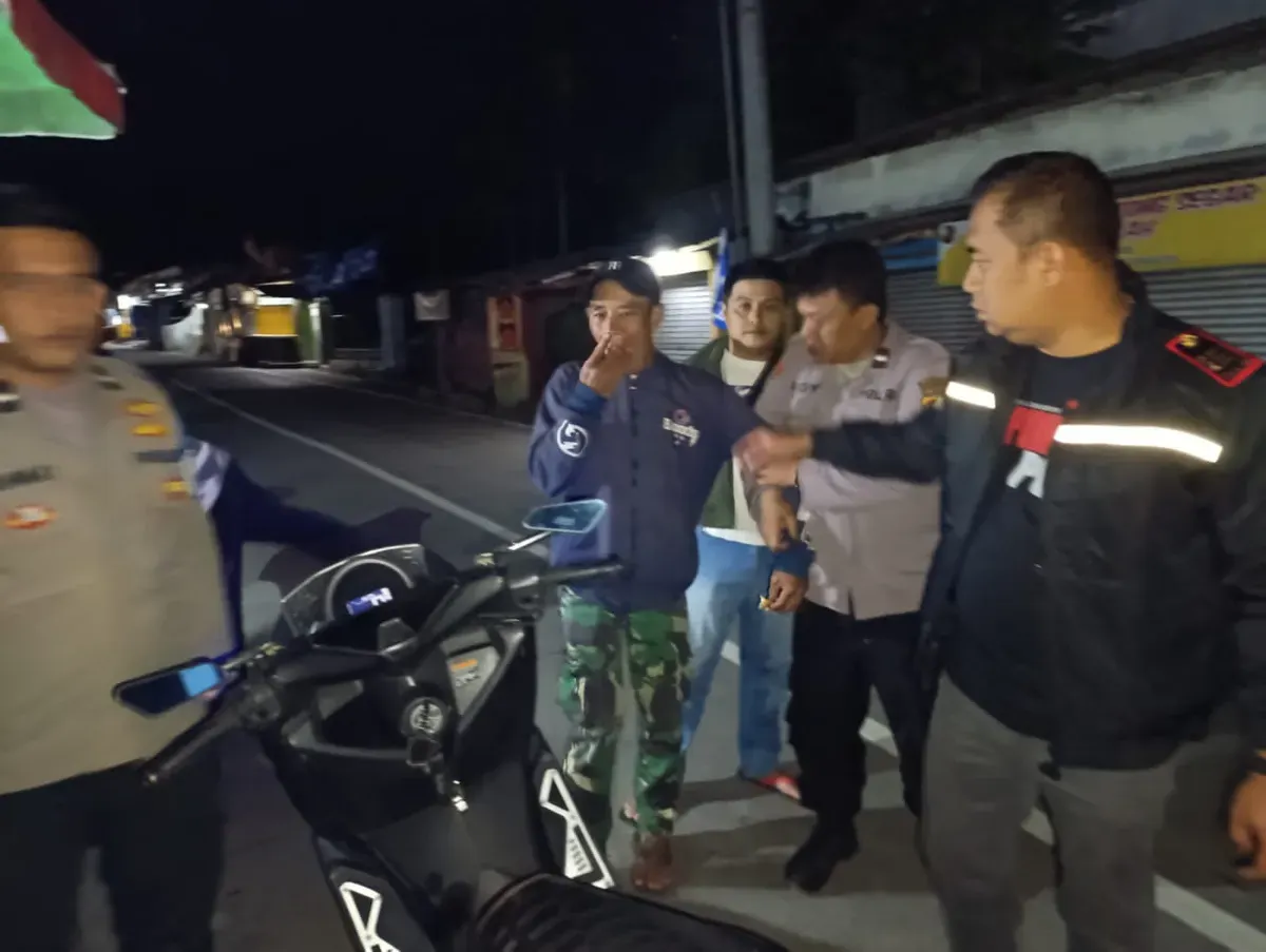 Polisi mengamankan pelaku pemalakan di Simpang Rawi, Kabupaten Bogor yang videonya viral di medsos. (Sumber: Polsek Ciawi)
