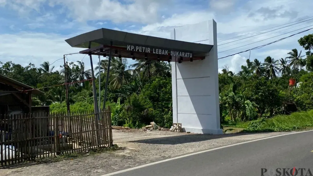 Bangunan gapura menuju rumah Wakil Bupati Pandeglang di Kampung Petir. (Sumber: Poskota/Samsul Fatoni)