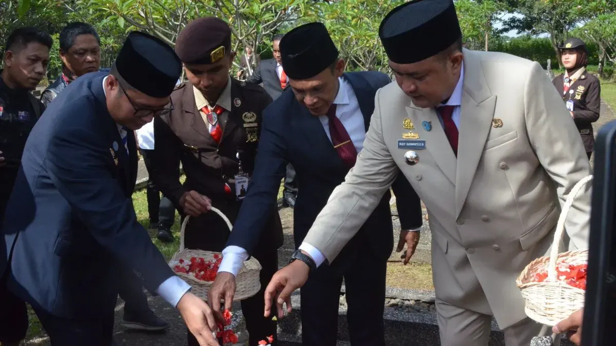 Bupati Bogor, Rudy Susmanto menabur bunga di makam Taman Makam Pahlawan, Pondok Rajeg, Cibinong, Senin, 10 November 2025. (Sumber: Dok. Pemkab Bogor)
