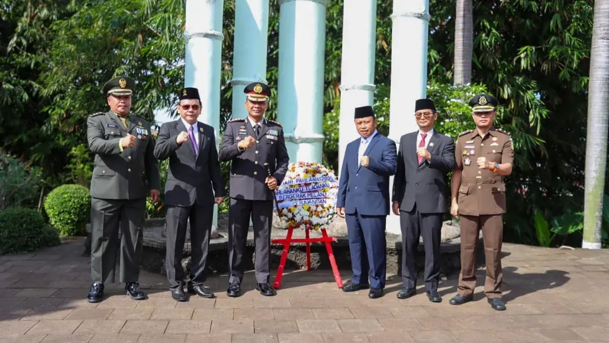 Upacara Hari Pahlawan di di TPU Taman Pahlawan Kali Mulya, Kecamatan Cilodong, Kota Depok, Senin, 10 November 2025. (Sumber: Dok. Polres Metro Depok)