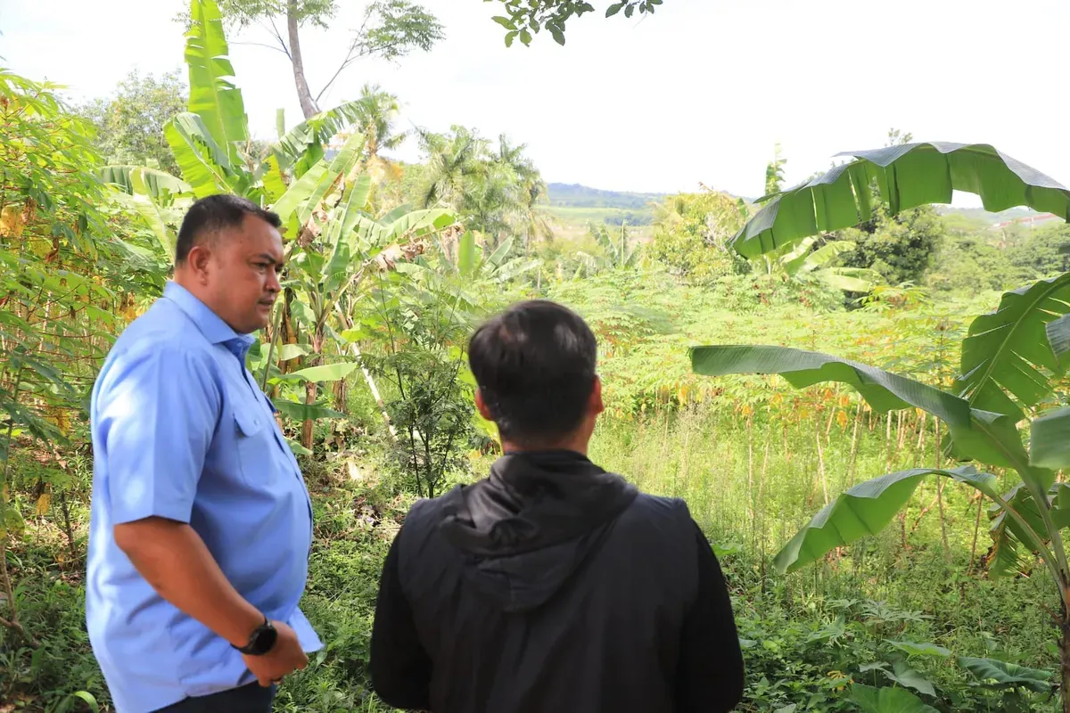 Bupati Bogor Rudy Susmanto meninjau lahan hutan kota di Desa Tajur, Kecamatan Citeureup. (Sumber: Pemkab Bogor)