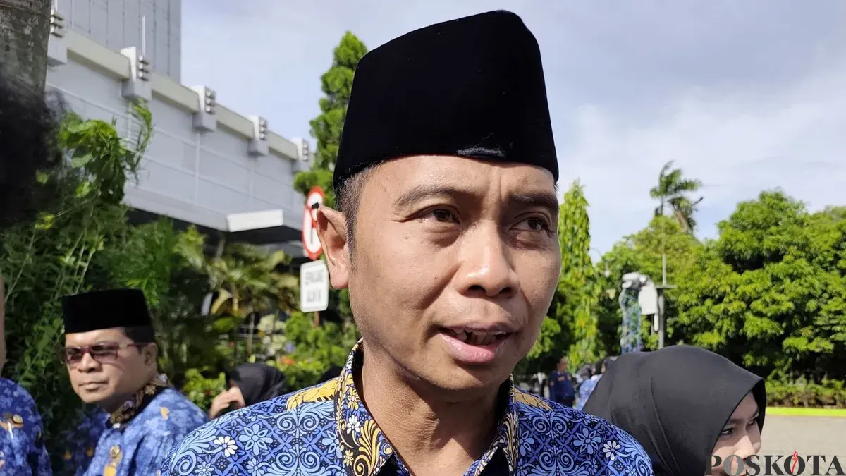 Kepala DBMSDA Kota Bekasi, Idi Sutanto menyampaikan pernyataan kepada awak media di Plaza Pemkot Bekasi, Senin, 10 November 2025. (Sumber: Poskota/Nurpini Aulia Rapika)