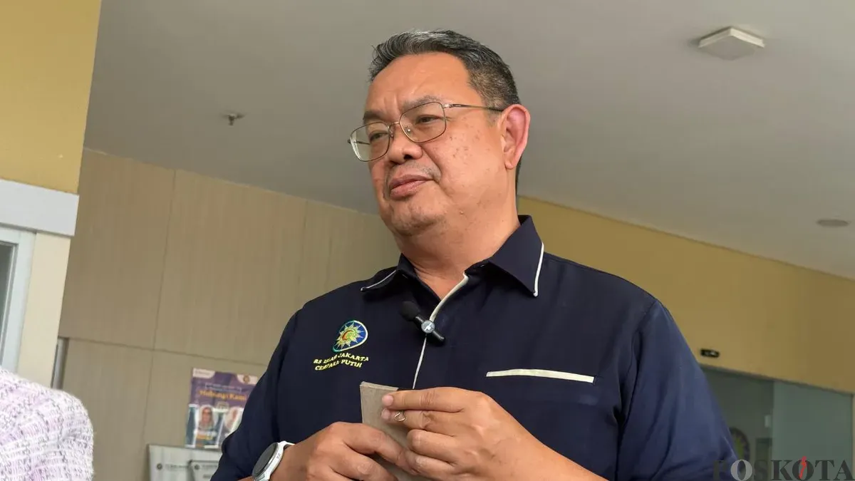 Dirut RSIJ Cempaka Putih, Pradono Handojo saat menyampaikan pernyataan kepada awak media, Senin, 7 November 2025. (Sumber: Poskota/M. Tegar Jihad)