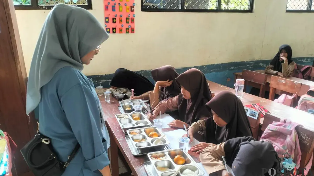 Puluhan siswa menyantap program MBG di Kabupaten Pandeglang. (Sumber: Poskota/Samsul Fatoni)