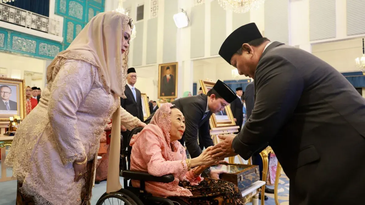 Presiden Prabowo Subianto menyalami Istri Presiden RI ke-4 Sinta Nuriyah di Istana Negara, Gambir, Jakarta Pusat, Senin, 10 November 2025. (Sumber: Dok. Sekretariat Presiden)