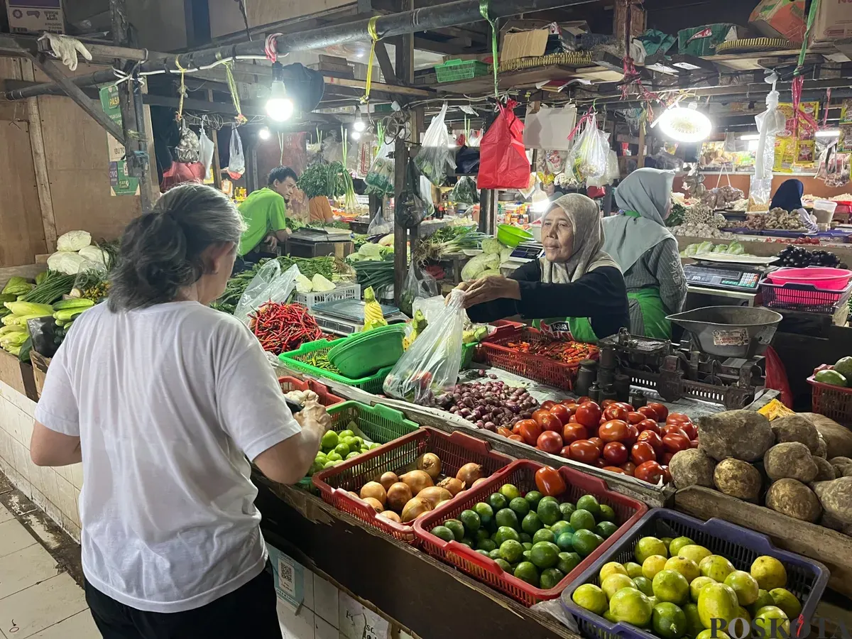 Aktivitas pedagang dan pembeli di pasar tradisional Tomang Barat, Grogol Petamburan, Jakarta Barat (Sumber: Poskota/Pandi Ramedhan)