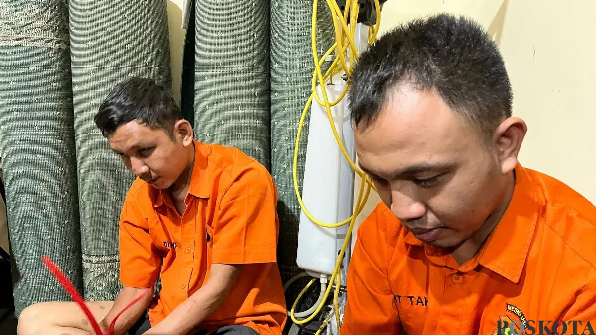 Dua tersangka kasus penembakan hansip hingga tewas di Mapolda Metro Jaya, Jakarta Selatan, Senin, 10 November 2025. (Sumber: Poskota/Pandi Ramedhan)