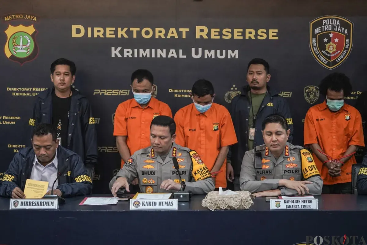 Polda Metro Jaya gelar konpers penangkapan kasus penembakan terhadap hansip hingga tewas di wilayah Cakung, Jakarta Timur, Senin, 10 November 2025. (Sumber: POSKOTA | Foto: Bilal Nugraha Ginanjar)