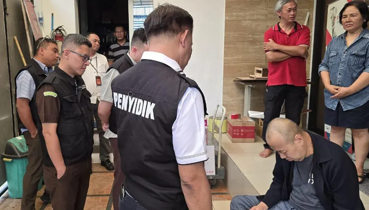 Penyidik Kejari Jakarta Timur saat melakukan penggeledahan terkait dugaan korupsi pengadaan mesin jahit pada Senin, 10 November 2025. (Sumber: Istimewa)