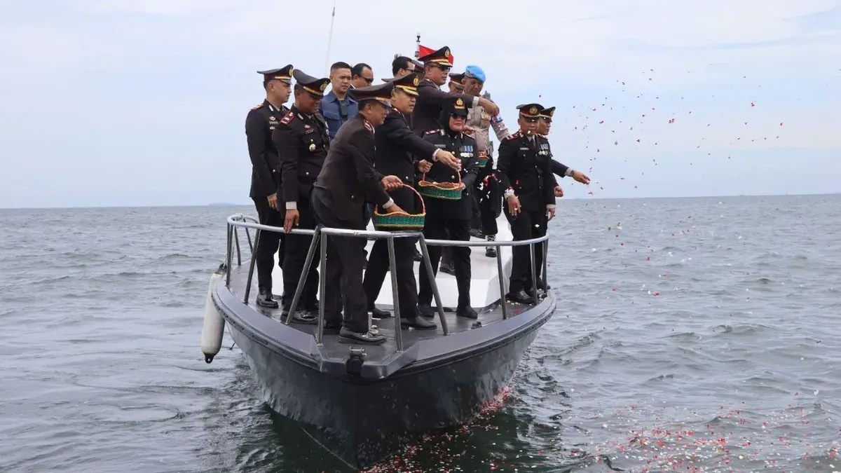 Jajaran Polres Kepulauan Seribu menggelar tabur bunga peringatan hari pahlawan di perairan, Senin, 10 November 2025. (Sumber: Dok. Istimewa)
