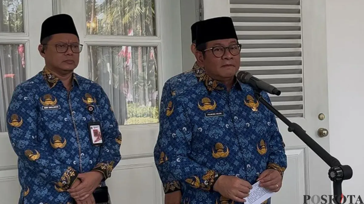 Gubernur Jakarta, Pramono Anung saat menyampaikan pernyataan kepada awak media di Balai Kota Jakarta, Senin, 10 November 2025. (Sumber: Poskota/M. Tegar Jihad)