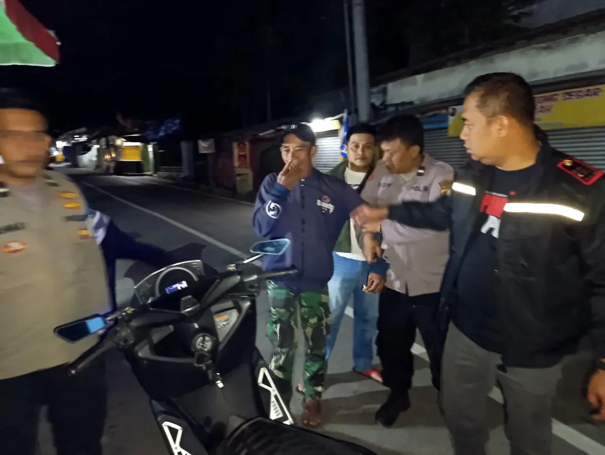 Polisi menangkap pelaku pemalakan terhadap sopir taksi online di Simpang Rawi, Gadog. (Sumber: Dok Polsek Ciawi)
