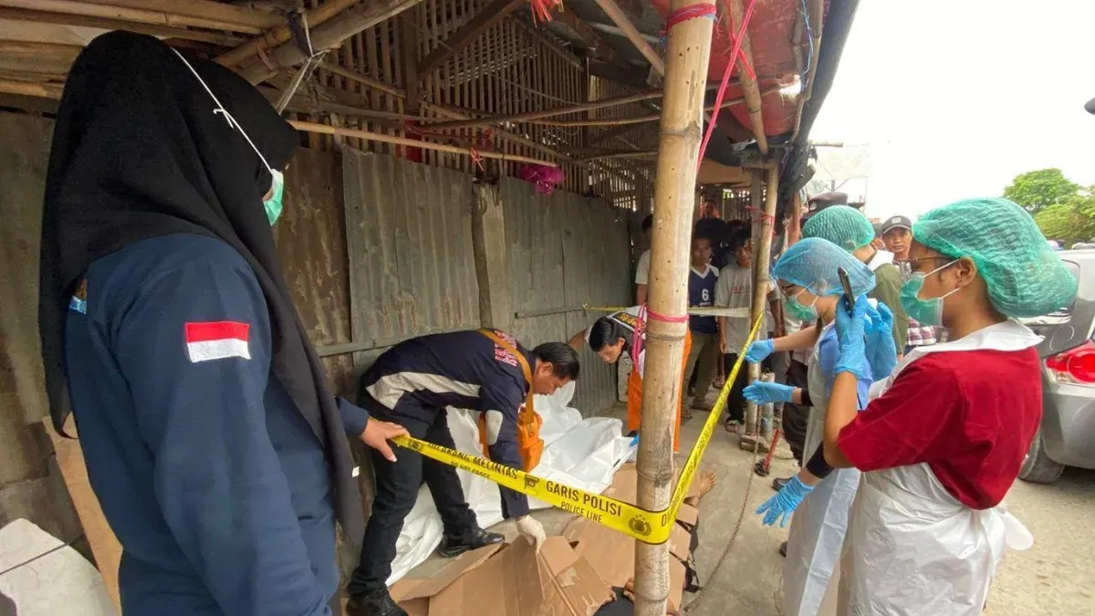 Petugas Unit indentifikasi Satreskrim Polres Serang melakukan olah TKP sebelum mengevakuasi jasad sopir ke RS Bhayangkara, Senin, 10 November 2025. (Sumber: Dok. Polsek Cikande)