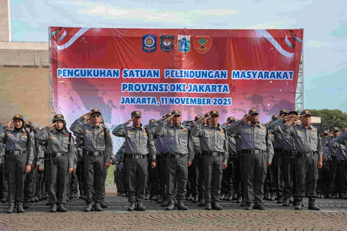 Ribuan anggota Satlinmas dan Satgas Linmas saat dikukuhkan oleh Wakil Gubernur Jakarta Rano Karno di sisi Selata Monas, Jakarta Pusat, Selasa, 11 November 2025. (Sumber: Kominfotik Pemprov Jakarta)