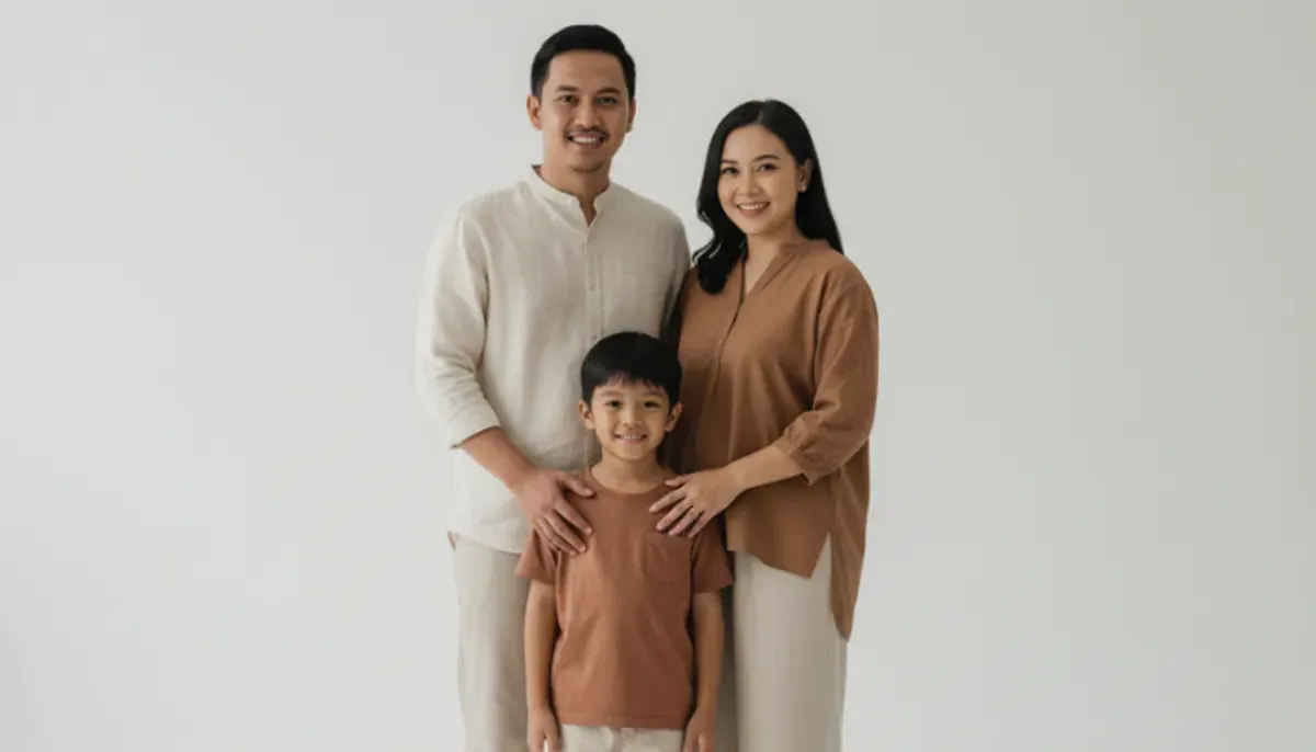 Cara membuat foto keluarga ala studio profesional hanya dengan prompt Gemini AI. (Sumber: Poskota/Gemini AI Generated)